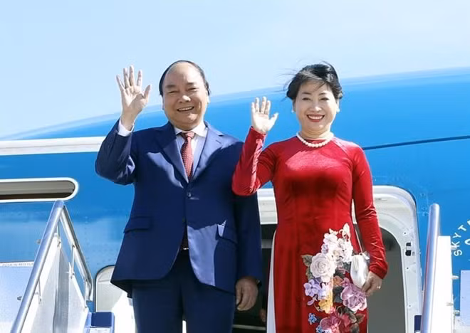 Prime Minister Nguyen Xuan Phuc and his spouse arrive at Fairbairn military airport in Canberra