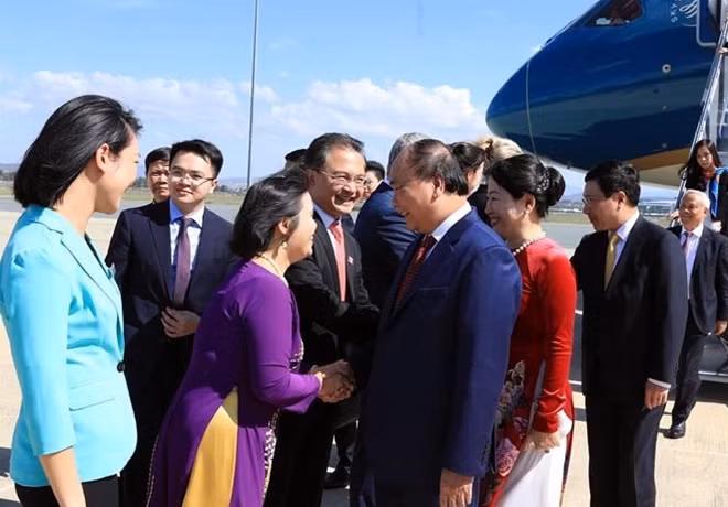 Prime Minister Nguyen Xuan Phuc and the Vietnamese delegation are welcomed at Fairbairn military airport in Canberra