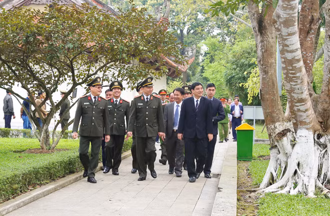 nd the delegation also visited and lighted incense at the Kim Lien Relics nd the delegation also visited and lighted incense at the Kim Lien Relics