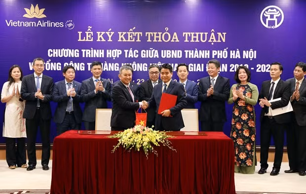 The Hanoi People's Committee and Vietnam Airlines ink the cooperation deal to promote the capital city both nationally and globally (Photo: VNA)