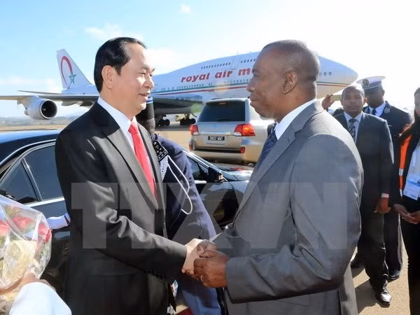 Madagascar’s Prime Minister Olivier Mahafaly Solonandrasana (right) welcomes President Tran Dai Quang at the Ivato international airport on Friday. Madagascar’s Prime Minister Olivier Mahafaly Solonandrasana (right) welcomes President Tran Dai Quang at the Ivato international airport on Friday.