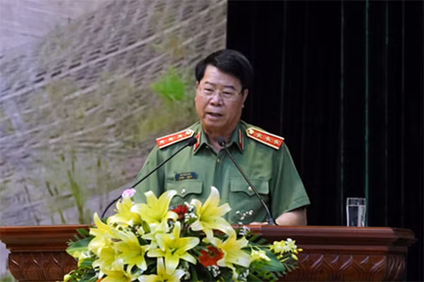 Deputy Minister Bui Van Nam speaks at the event.