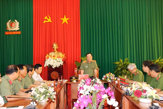 Deputy Minister Nguyen Van Thanh works with Dinh Thanh Prison.