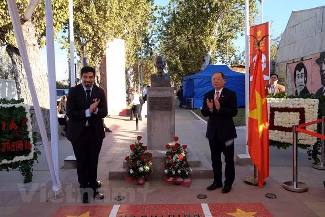 Mayor of Cerro Navia district Mauro Tamayo (L) and Vietnamese Ambassador to Chile Nguyen Ngoc Son (Source: VNA) Mayor of Cerro Navia district Mauro Tamayo (L) and Vietnamese Ambassador to Chile Nguyen Ngoc Son (Source: VNA)