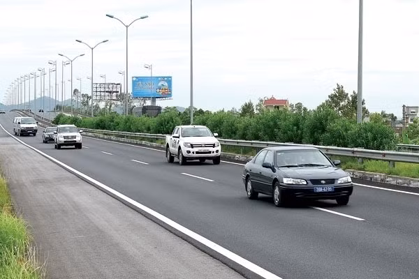Financial experts have called for a better legal framework to curb policy-related risks so that projects, particularly road projects in Vietnam, could be made more attractive to foreign investors. — Photo baogiaothong.vn
