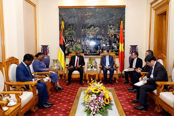 Minister To Lam receives Ambassador of Mozambique.
