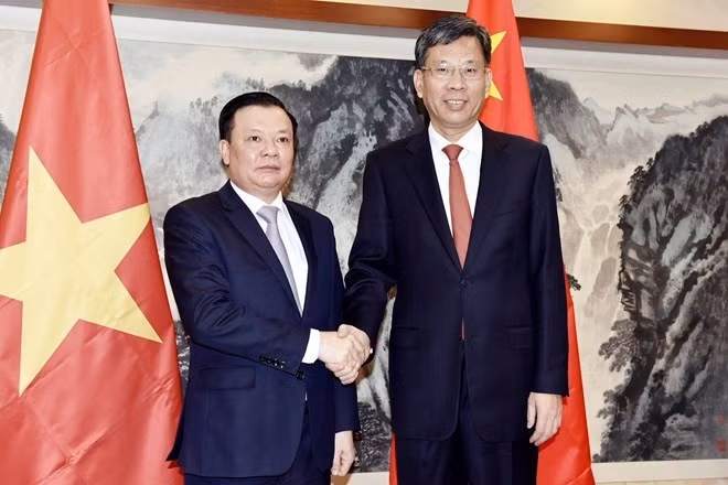 Vietnamese Minister of Finance Dinh Tien Dung (L) and his Chinese counterpart Liu Kun (Photo: mof.gov.vn) Vietnamese Minister of Finance Dinh Tien Dung (L) and his Chinese counterpart Liu Kun (Photo: mof.gov.vn)