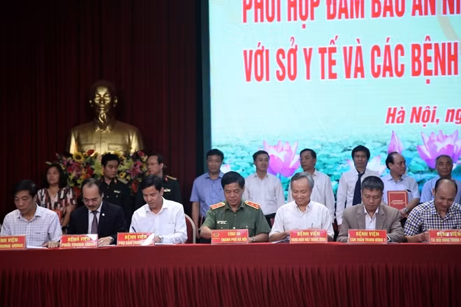 Delegates sign the new cooperation deal. Delegates sign the new cooperation deal.