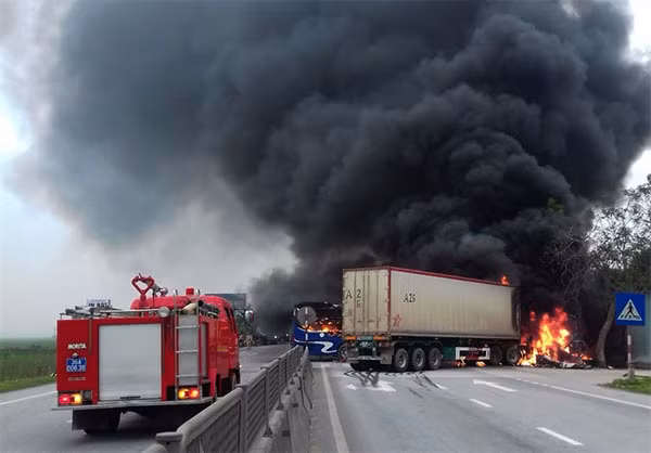 A head-on collision on National Road 1A (on the section that passes through central province of Thanh Hoa), between a 30-passenger sleeper coach and a container truck moving in the opposite direction fortunately claimed no lives last March. Passengers and drivers made it out before flames started to consume the two vehicles. — Photo courtesy of the local firefighter police