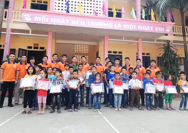 The charitable team presents gifts to students in Na Khau.