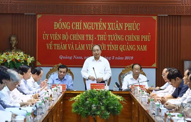 Prime Minister Nguyen Xuan Phuc (standing) has a working session with Quang Nam province. (Photo: VNA) Prime Minister Nguyen Xuan Phuc (standing) has a working session with Quang Nam province. (Photo: VNA)