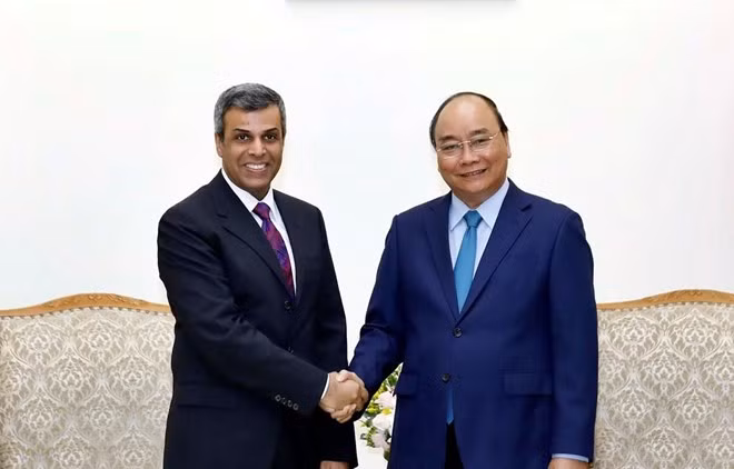 Prime Minister Nguyen Xuan Phuc (R) and Kuwaiti Minister of Oil and Electricity and Water Khaled Ali Al Fadhel (Photo: VNA)