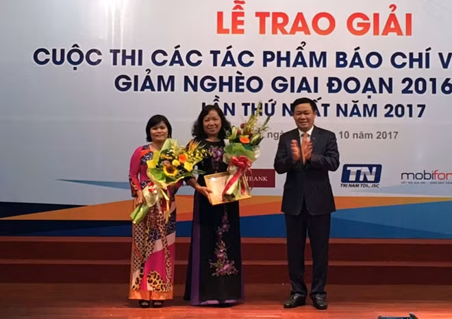 Deputy Prime Minister Vuong Dinh Hue honors winning individuals and teams