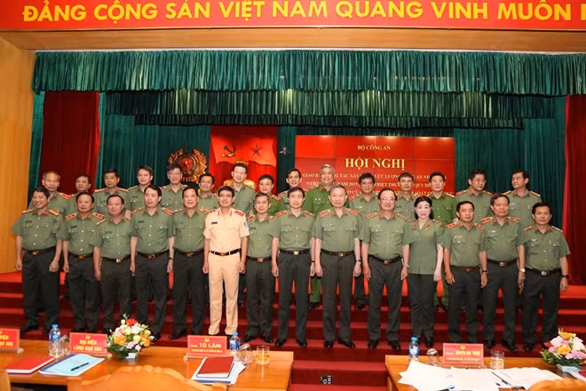 Minister To Lam and other delegates.