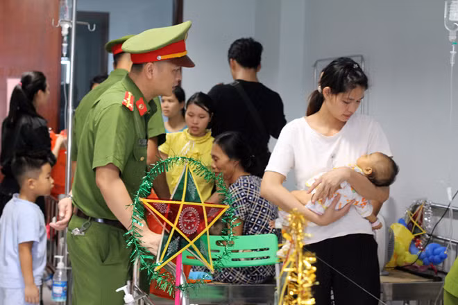 Officers, soldiers of the PPA carry packs of gifts to patient wards. Officers, soldiers of the PPA carry packs of gifts to patient wards.