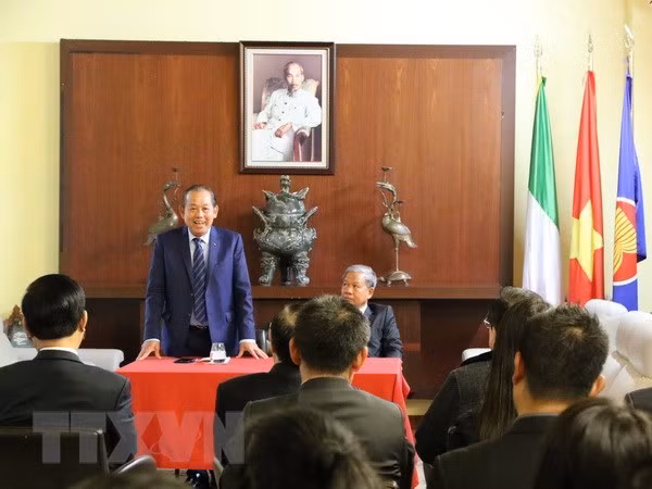 Permanent Deputy Prime Minister Truong Hoa Binh (standing) visits the Vietnamese Embassy in Italy. (Photo: VNA)