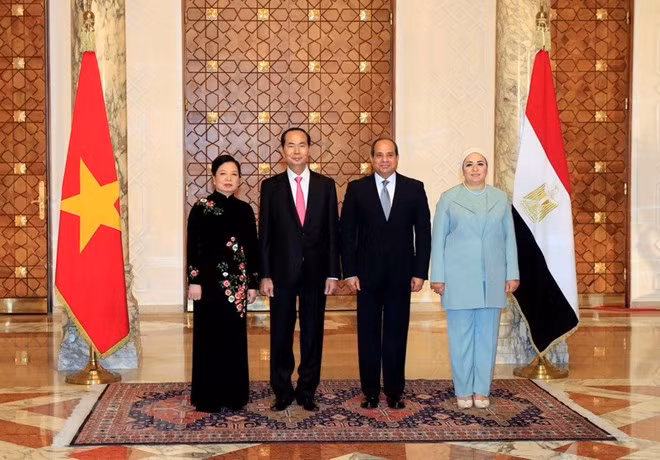 Vietnamese President Tran Dai Quang and his spouse (L) pose for a photo with Egyptian President Abdel Fattah El-Sisi and his spouse (R) (Photo: VNA) Vietnamese President Tran Dai Quang and his spouse (L) pose for a photo with Egyptian President Abdel Fattah El-Sisi and his spouse (R) (Photo: VNA)