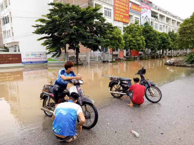Many vehicles stalled their engines Many vehicles stalled their engines