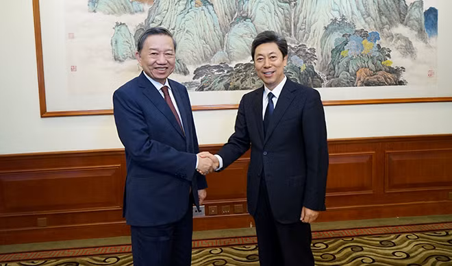 Minister To Lam and the high-ranking delegation of the MPS hold talk with Chinese Minister of State Security Chen Wenqing. Minister To Lam and the high-ranking delegation of the MPS hold talk with Chinese Minister of State Security Chen Wenqing.