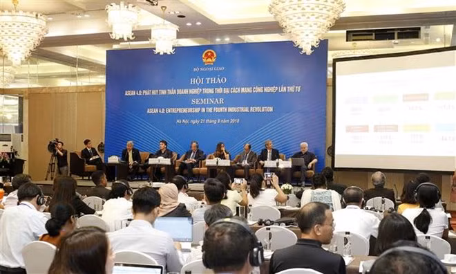 A workshop themed "ASEAN 4.0: entrepreneurs in the fourth industrial revolution” takes place in Hanoi on August 21. (Photo: VNA)