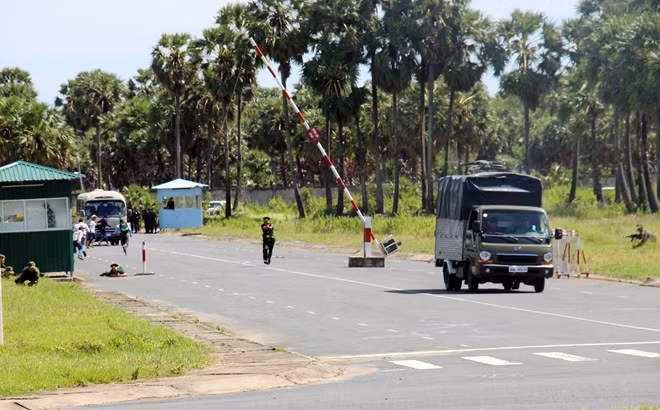 The vehicle carrying drugs and criminals run away through the border security checkpoint. The vehicle carrying drugs and criminals run away through the border security checkpoint.