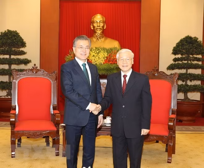 General Secretary of the Communist Party of Vietnam Nguyen Phu Trong (R) hosts a reception for President Moon Jae-in of the Republic of Korea on March 23.