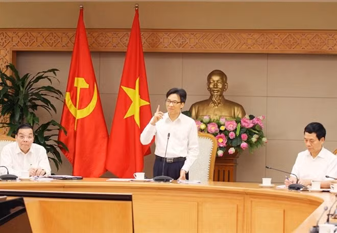 Deputy Prime Minister Vu Duc Dam chairs the meeting by the Steering Committee for the Vietnamese digital knowledge system on May 17 in Hanoi. (Photo: VNA)