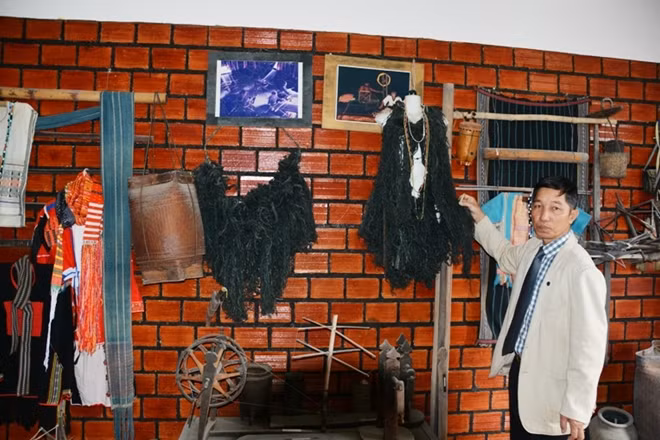 An antique bamboo clothes collected by Tam