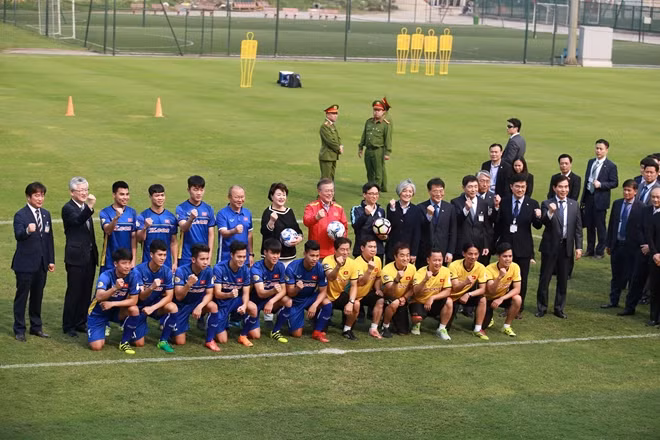 President Moon also said that he himself watched the final match between Vietnam and Uzbekistan and emphasized that without the unfavorable weather condition, the U23 team of Vietnam would surely have won the game. President Moon also encourages the U23 players to keep their spirit and enthusiasm at the AFC U23 Championship 2018 to gain more achievements in the regional and international tournaments.