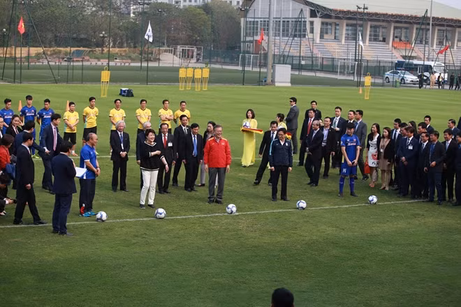 In the atmosphere of friendship and openness, Deputy PM Vu Duc Dam expressed his thanks and warmly welcomed President Moon and his spouse to spend their time with the coaches and players of the U23 football team of Vietnam.
