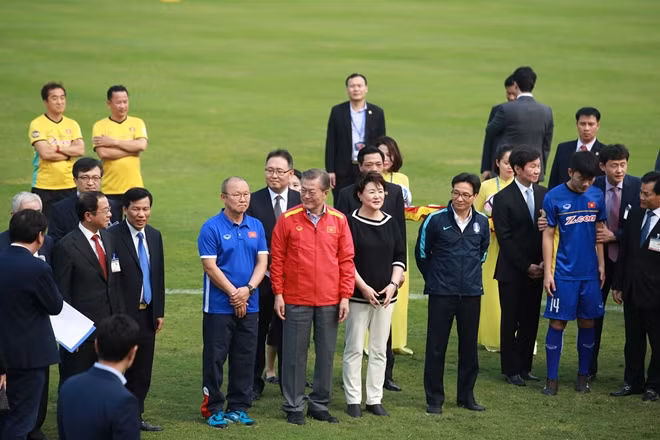 This is part of a series of activities of the RoK President during his state-level visit to Vietnam. In photo, RoK President and his spouse, Vietnam's Deputy Prime Minister Vu Duc Dam and Head Coach of U23 Vietnam