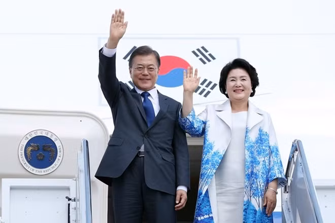 RoK President Moon Jae-in and his spouse arrived at Noi Bai airport on March 22