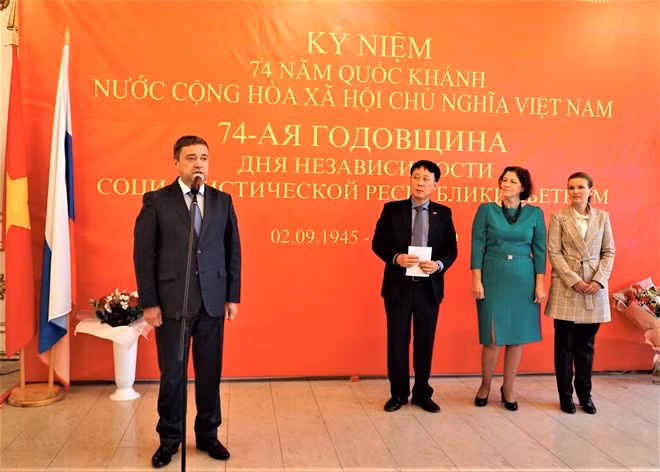 Aleksander Harlov (L), representative of the Russian Foreign Ministry in Sverdlovsk, addresses the celebration in Ekaterinburg city on August 30 (Photo: VNA) Aleksander Harlov (L), representative of the Russian Foreign Ministry in Sverdlovsk, addresses the celebration in Ekaterinburg city on August 30 (Photo: VNA)