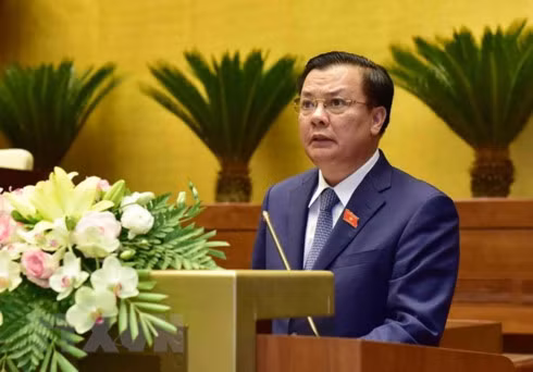 Minister of Finance Dinh Tien Dung presents a report at the working session