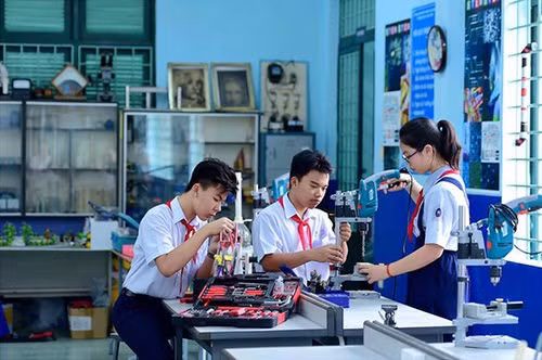 Students at Le Quy Don Secondary School use a 3D printer and scanner and other devices in a STEAM (Science, Technology, Engineering, Art, Maths) classroom (Photo: https://doimoisangtao.vn)