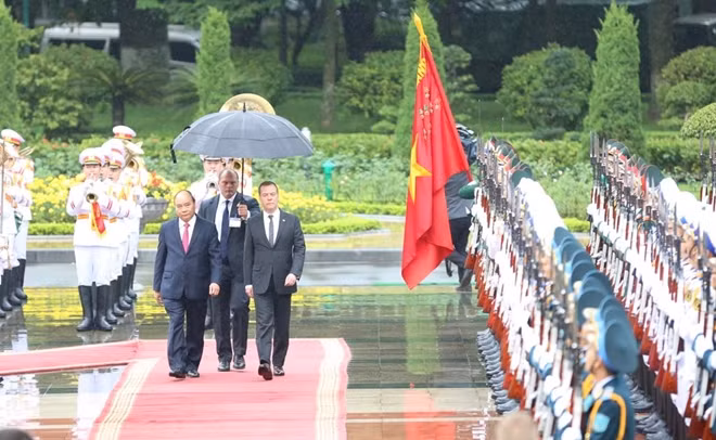 The Russian PM was accompanied by his Deputy and Chairman of the Russian Subcommittee of the Russia-Vietnam Intergovernmental Committee for Economic-Commercial and Scientific-Technological Cooperation, Maxim Akimov; Russian Ambassador to Vietnam Konstantin Vasilievich Vnukov; Minister for the Development of the Russian Far East Alexander Kozlov; Minister of Digital Development, Communications and Mass Communications Konstantin Noskov…