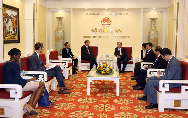 Deputy Minister Nguyen Van Thanh receives the Deputy Assistant Secretary in the Bureau of Democracy, Human Rights and Labor at the U.S. Department of Stat Deputy Minister Nguyen Van Thanh receives the Deputy Assistant Secretary in the Bureau of Democracy, Human Rights and Labor at the U.S. Department of Stat