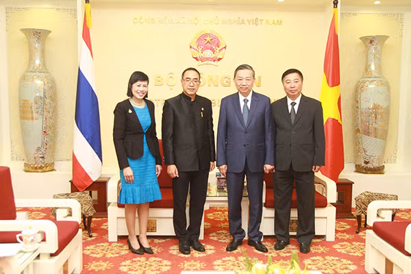 Minister To Lam, Ambassador Tanee Sangrat and other delegates. Minister To Lam, Ambassador Tanee Sangrat and other delegates.