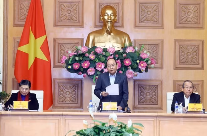 Prime Minister Nguyen Xuan Phuc chairs the Socio-Economic Subcommittee's second session (Source: VNA)
