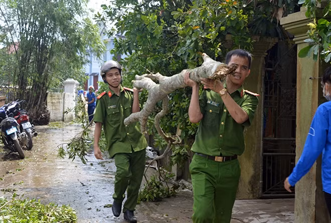 Storm relief in Ha Tinh saw the participation of the Provincial Police