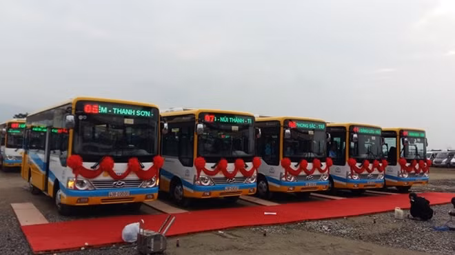 A fleet of 61 new buses have been pressed into service on five new inner city routes in Danang. VNS Photo Cong Thanh