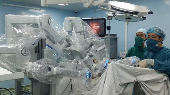 Doctors of Bình Dân Hospital perform robotic surgery. — Photo Courtesy of the Binh Dan Hospital