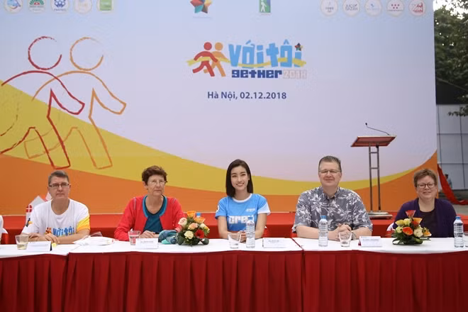 Miss Vietnam 2016 Do My Linh, the Ambassador of the program, joins other delegates at the event, including Norwegian Ambassador to Vietnam Grete Lochen and Austrian Ambassador to Vietnam Thomas Schuller-Gotzburg and U.S. Ambassador to Vietnam Daniel J. Kritenbrink...