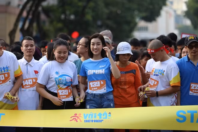 Do My Linh joins a special friend, Le Huong Giang, the first blind MC of Vietnam Television.