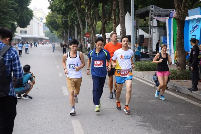 A number of activities also took place besides the race to allow the sighted to experience a life of the blind and understand them better, for example, learning Braille and how to use a cane to walk like a blind person and playing chess with the blind.
