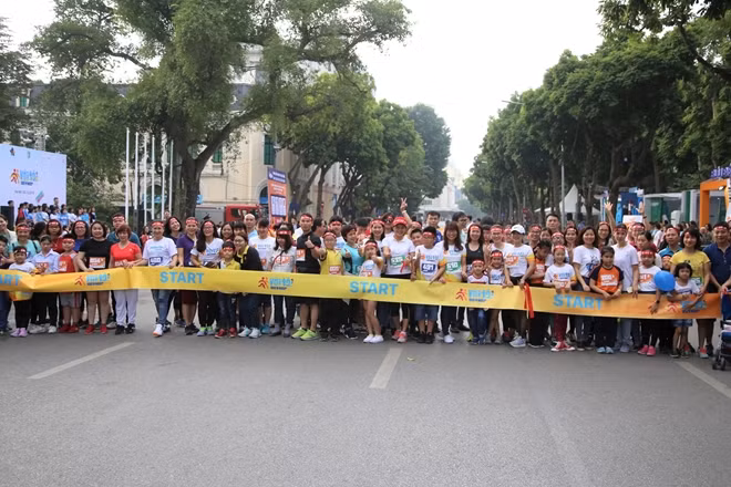 Participants get ready for the race.