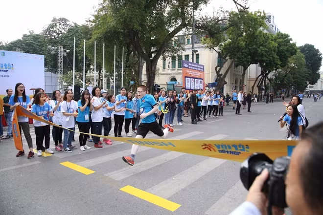 A visually impaired athlete finish his race.