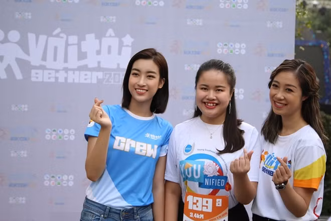 The race called “Chay voi toi – 2gether” (Run with me – Together) took place in downtown Hanoi on December 2 with the participation of some1,000 runners, including nearly 300 blind people.