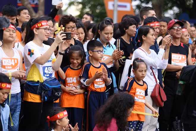 The runners raced distances of 3.4 km and 5.1 km around Hoan Kiem lake. Each blind contestant was guided by a sighted runner through a rope tied to their wrists so the distance between a visually impaired and a sighted was reduced.