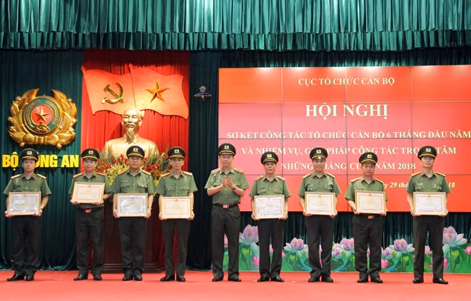 Minister To Lam presents Certificates of Merits to various officers with outstanding achievements. Minister To Lam presents Certificates of Merits to various officers with outstanding achievements.